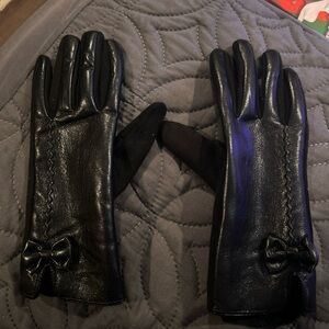 London Fog Elegant Black Gloves with Bow Detail